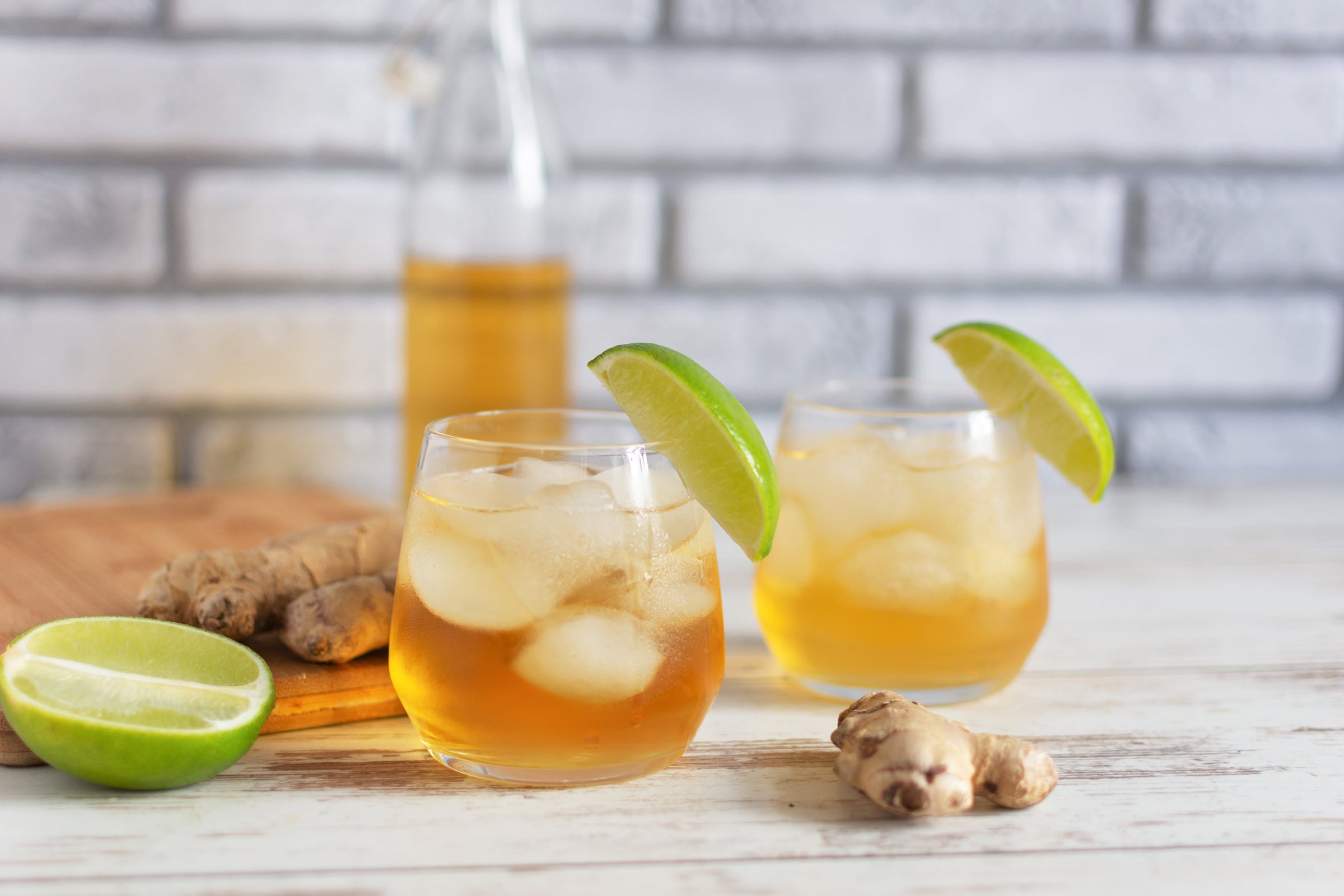 Eistee mit Ingwer und Darjeeling in 2 Gläsern mit Eis und Limette
