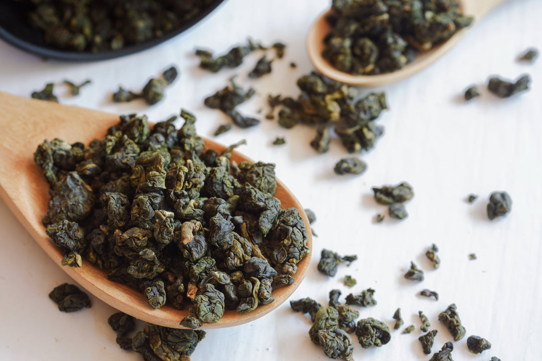Milky Oolong lose auf einem Holzlöffel